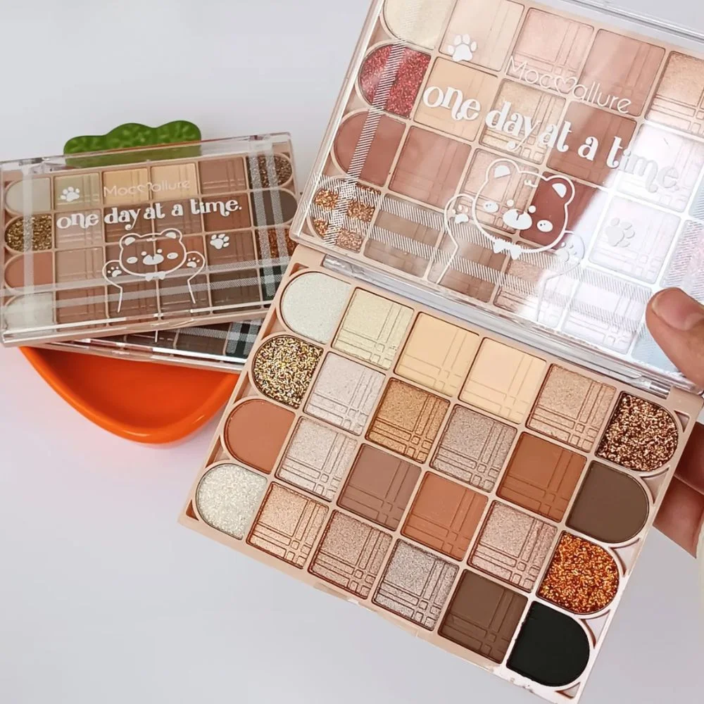 Mocallure Bear 24 Colors Eyshadwo Palette Main Image